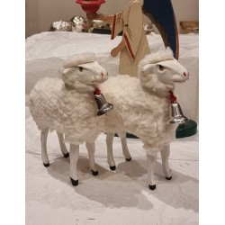 Store får med hvidt halsbånd og klokke, h: 16 cm.