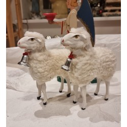 Store får med hvidt halsbånd og klokke, h: 16 cm.