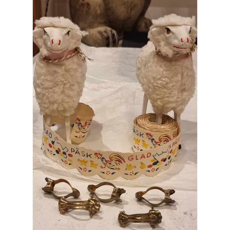 Gammel påske hyldebort, papir, h: 4 cm, l: ? + 5 gamle ophæng.