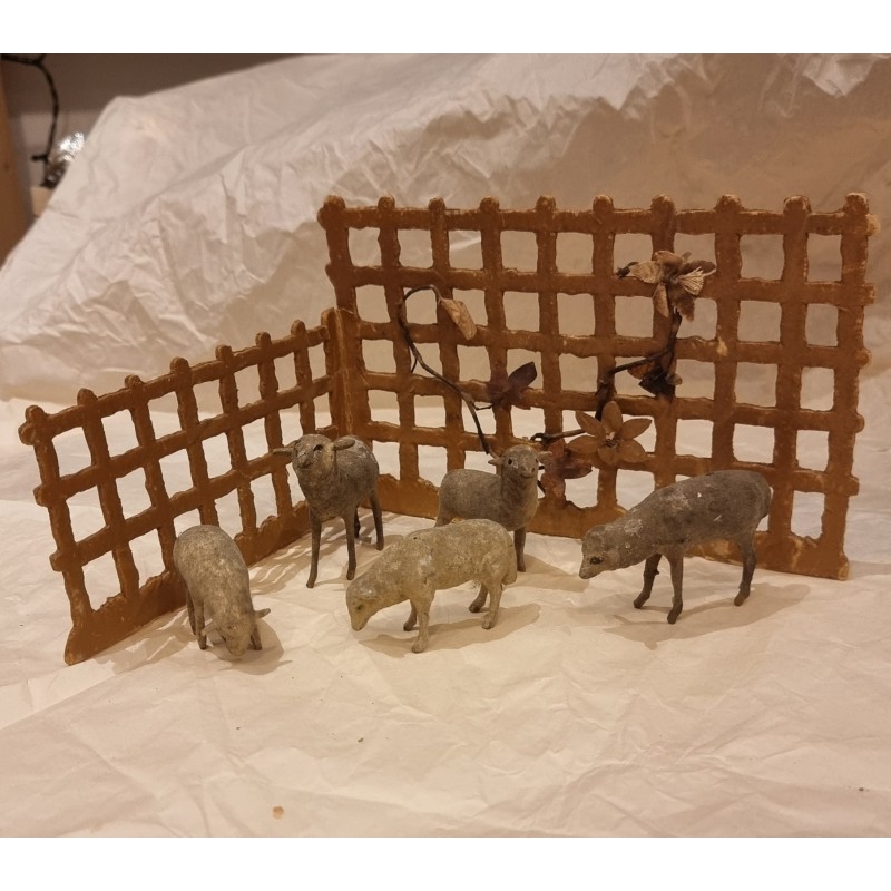 Antique Display, fence (11,5x18+7,5x14,5cm)+ 5 antique sheep, h: 3,5 - 6 cm.