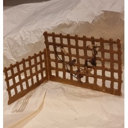Opstilling, hegn ( 11,5x18+7,5x14,5cm) med 5 antikke får, h: 3,5 - 6 cm.
