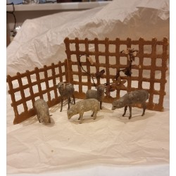Antique Display, fence (11,5x18+7,5x14,5cm)+ 5 antique sheep, h: 3,5 - 6 cm.