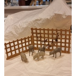 Antique Display, fence (11,5x18+7,5x14,5cm)+ 5 antique sheep, h: 3,5 - 6 cm.