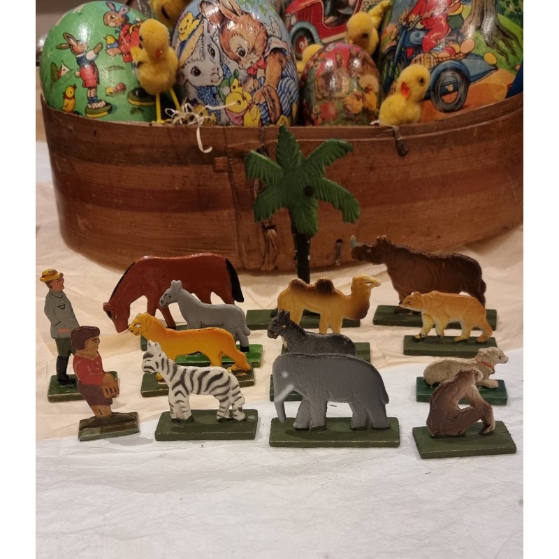 Old animal (12x) and 2 visitors in Zoo, wood, h: 12 cm (the palm).