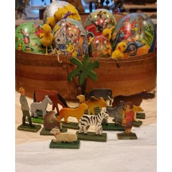 Old animal (12x) and 2 visitors in Zoo, wood, h: 12 cm (the palm).