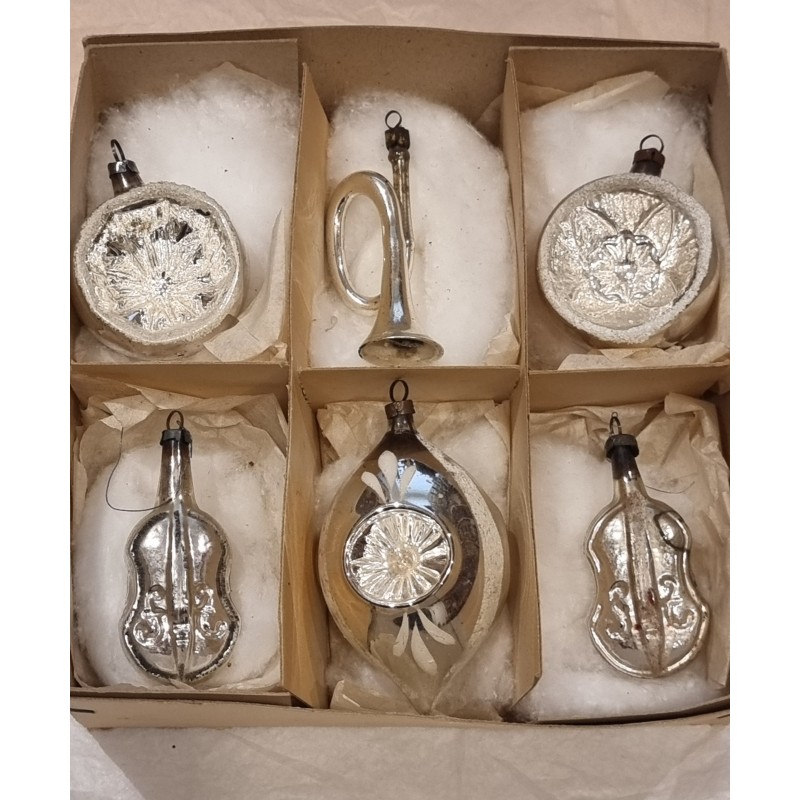 Box with old/antique glass ornament, silver ornaments, h: 5,5 - 8,5 cm.