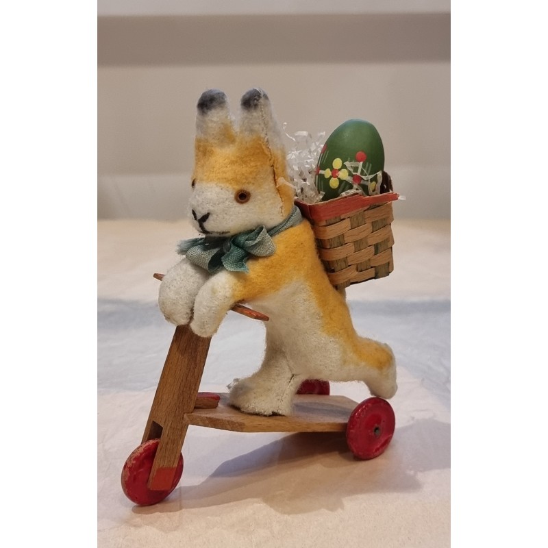 Gammelt påskepynt, hare på løbehjul, h: 15 cm.