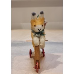 Gammelt påskepynt, hare på løbehjul, h: 15 cm.
