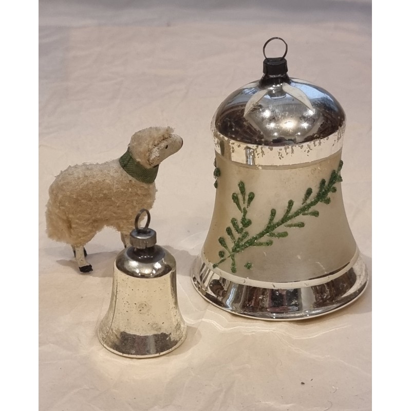 Gammelt glanspynt, stor klokke med dekoration, h: 7,5 cm.