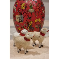 3 old sheep with necklace, h: 5 cm (3x).