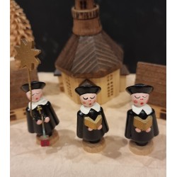 Erzgebirge, opstilling med gamle huse, kirke, korsangere og præst, h: 12 cm (kirke).