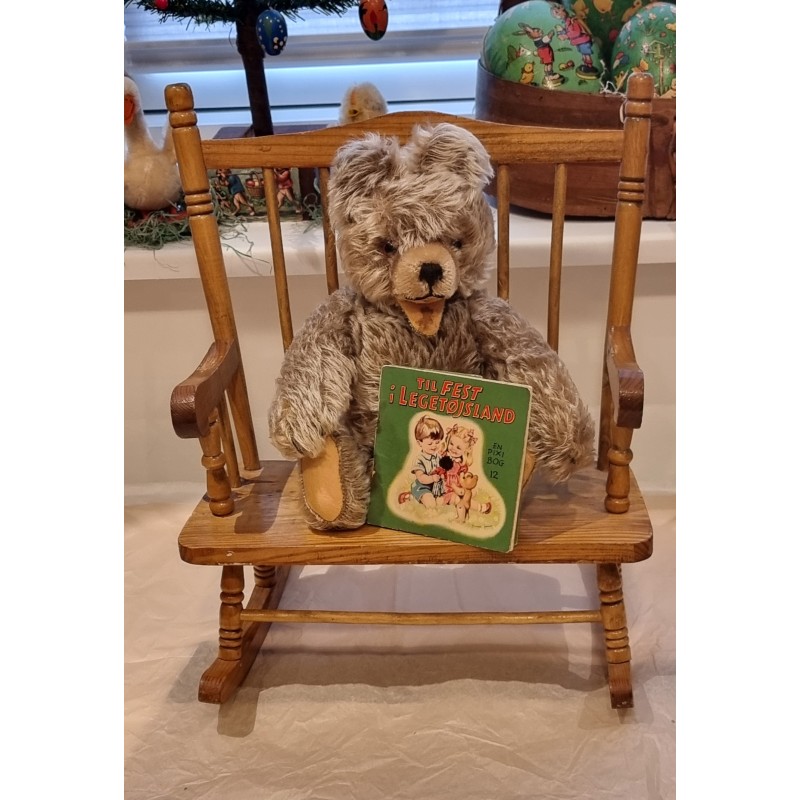 Old  " teddy chair " in wood, size: 38 x 28 x 25 cm.