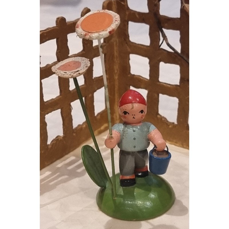 Gammel Wendt und Kühn figur, dreng med blomster og spand, h: 6 cm.