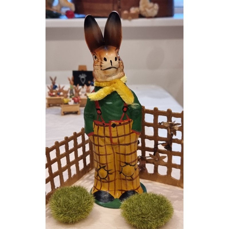 Påskepynt, papmachè, candycontainer, hare med ternede bukser, h: 25 cm.