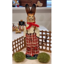 Påskepynt, papmachè, candycontainer, hare med bukser/rød/hvid, h: 25 cm.
