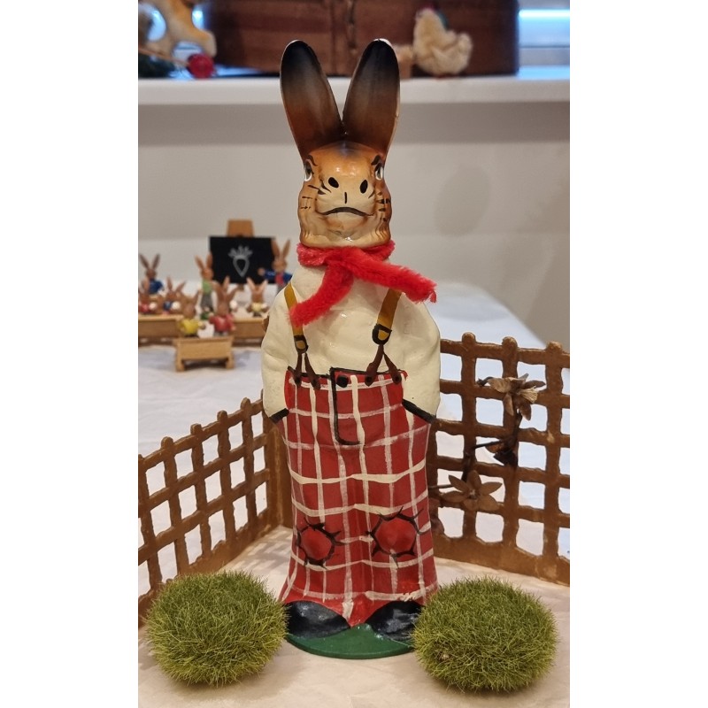 Påskepynt, papmachè, candycontainer, hare med bukser/rød/hvid, h: 25 cm.