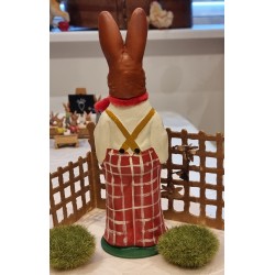 Påskepynt, papmachè, candycontainer, hare med bukser/rød/hvid, h: 25 cm.