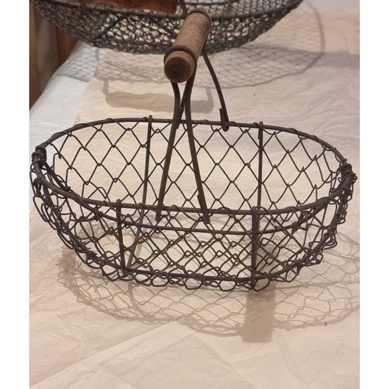 Lille gammel trådkurv, mål: 14 x 18 cm.