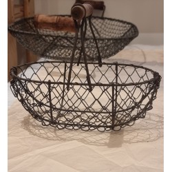 Lille gammel trådkurv, mål: 14 x 18 cm.