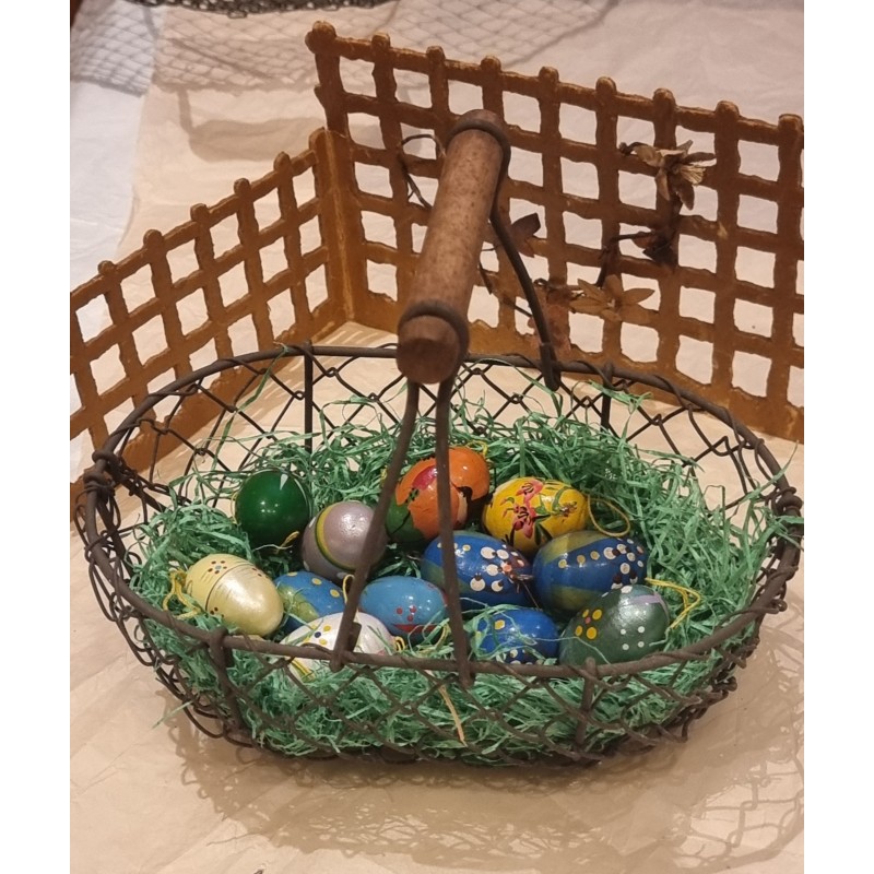 Lille gammel trådkurv (14 x 18 cm) med 12 gamle bemalede påskeæg i træ, l: 3 - 3,5 cm.