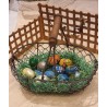 Lille gammel trådkurv (14 x 18 cm) med 12 gamle bemalede påskeæg i træ, l: 3 - 3,5 cm.