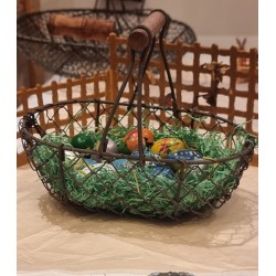 Lille gammel trådkurv (14 x 18 cm) med 12 gamle bemalede påskeæg i træ, l: 3 - 3,5 cm.