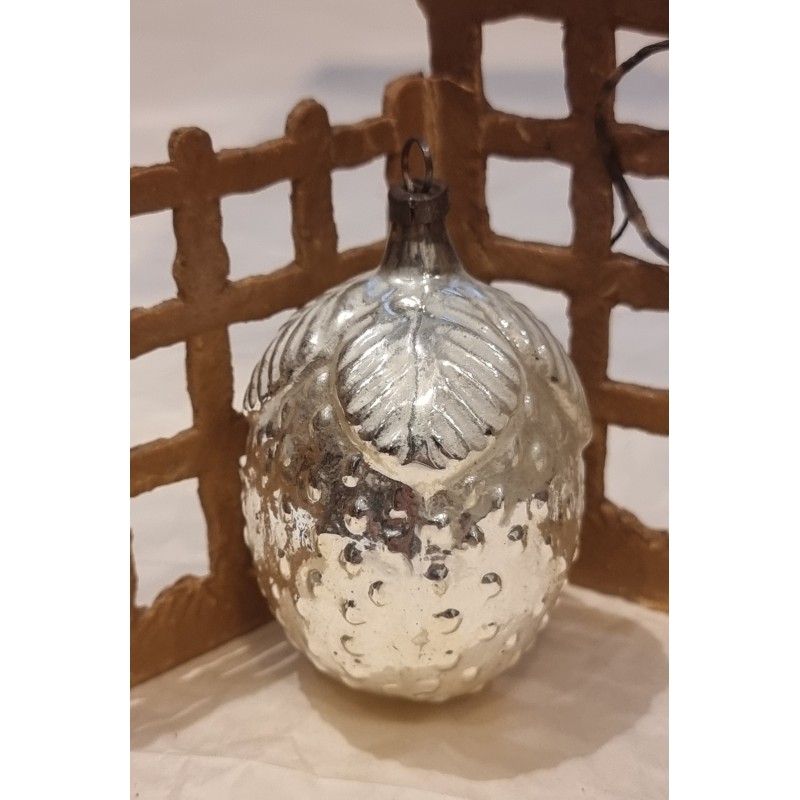 Antikt glaspynt, stort jugend bær med blade, h: 7,5 cm.