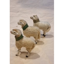 3 old sheep with green necklace, h: 5 cm. (3x)