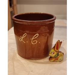 Gammelt lertøj, syltekrukke med initialer, mål: 15 x 16 cm.