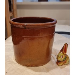 Gammelt lertøj, syltekrukke med initialer, mål: 15 x 16 cm.