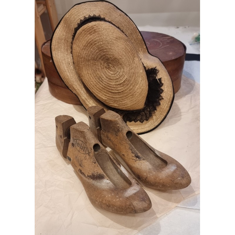 A pair of old shoelaces, str: 37 - 39 cm, l: 23 cm + straw hat.