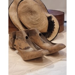 Et par gamle skolæste, str: 37 - 39 cm, l: 23 cm, + en stråhat.