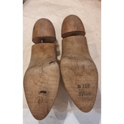 A pair of old shoelaces, str: 37 - 39 cm, l: 23 cm + straw hat.