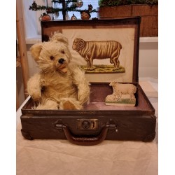 Small antique suitcase, size: 34 x 22 x 9 cm.