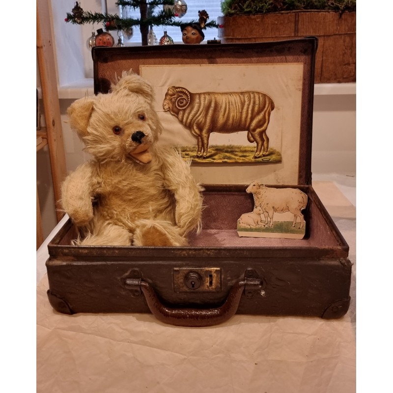 Small antique suitcase, size: 34 x 22 x 9 cm.