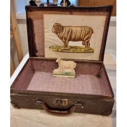 Small antique suitcase, size: 34 x 22 x 9 cm.