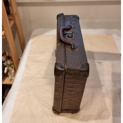 Small antique suitcase, size: 34 x 22 x 9 cm.
