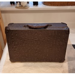 Small antique suitcase, size: 34 x 22 x 9 cm.