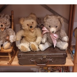 Small antique suitcase, size: 34 x 22 x 9 cm.