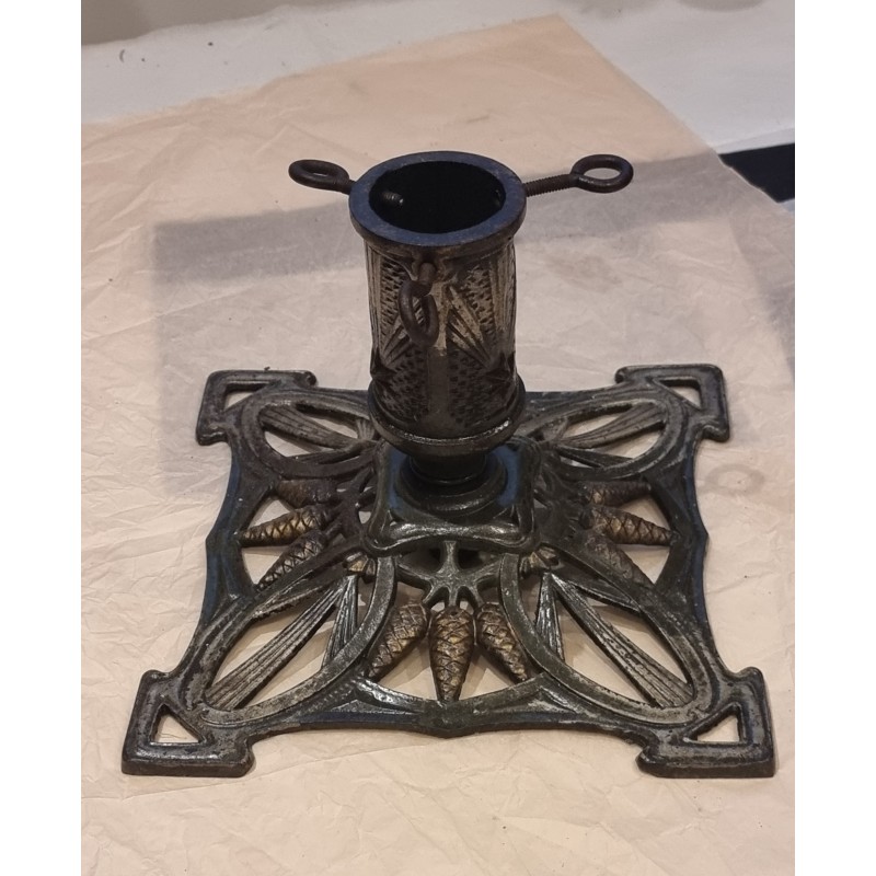 Antik juletræsfod med jugend ornamentik, mål: 25 x 25 x 19 cm.