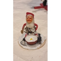 Gammel koglenisse med grød, mus og kat, h: 7 cm.