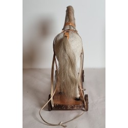 Antik hest på hjul, mål: h 31 cm(hest), plade 31x9,5 cm.