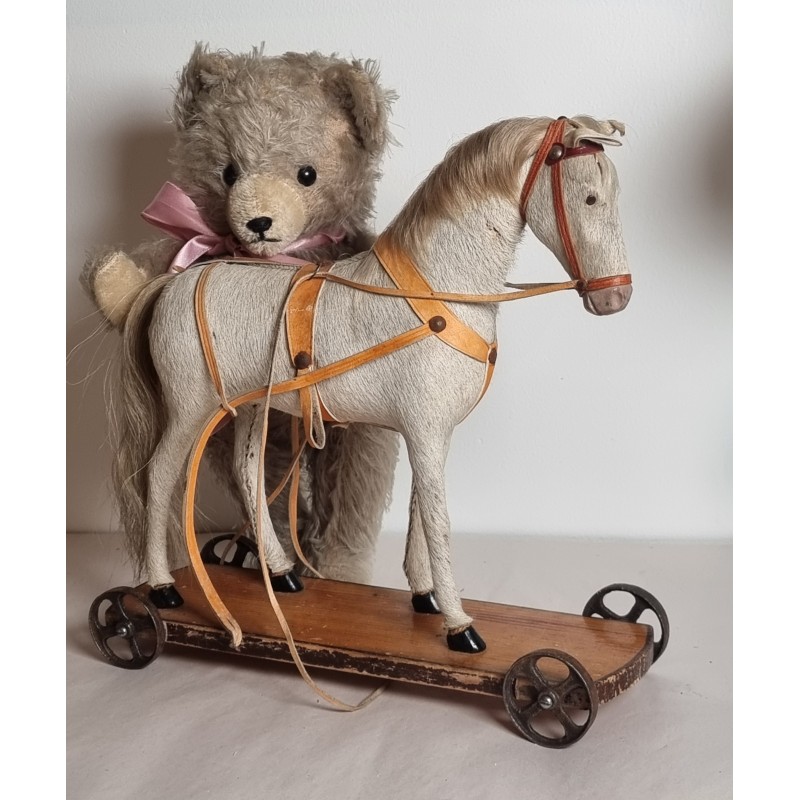 Antique horse on wheel, size: h 31 cm(horse), plate 31x9,5 cm.