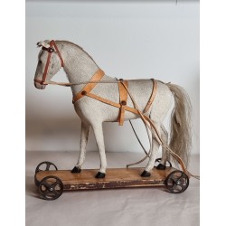 Antik hest på hjul, mål: h 31 cm(hest), plade 31x9,5 cm.