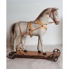 Antik hest på hjul, mål: h 31 cm(hest), plade 31x9,5 cm.