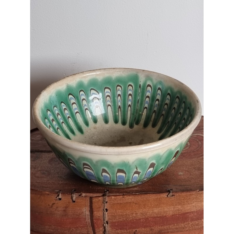 Old pottery, bowl with cowhorn pattern, h: 11 cm Ø: 20 cm.