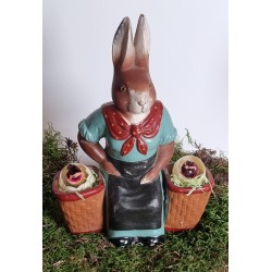 Antikt påskepynt, hare i papmachè med 2 kurve, h: 24 cm.