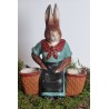 Antikt påskepynt, hare i papmachè med 2 kurve, h: 24 cm.