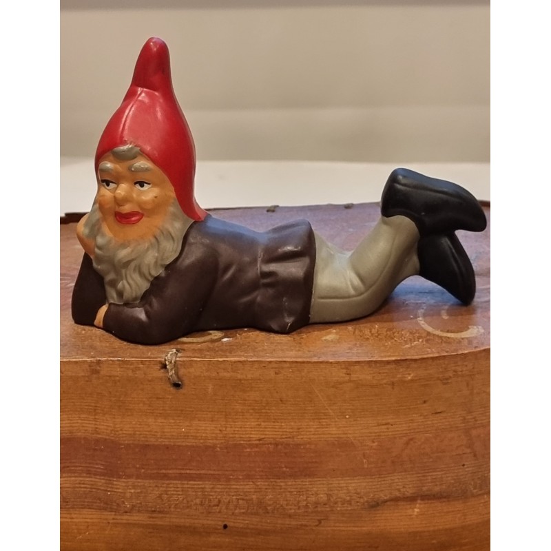 Old Heissner elf/gnom, laying, size: 11 x 16,5 cm.