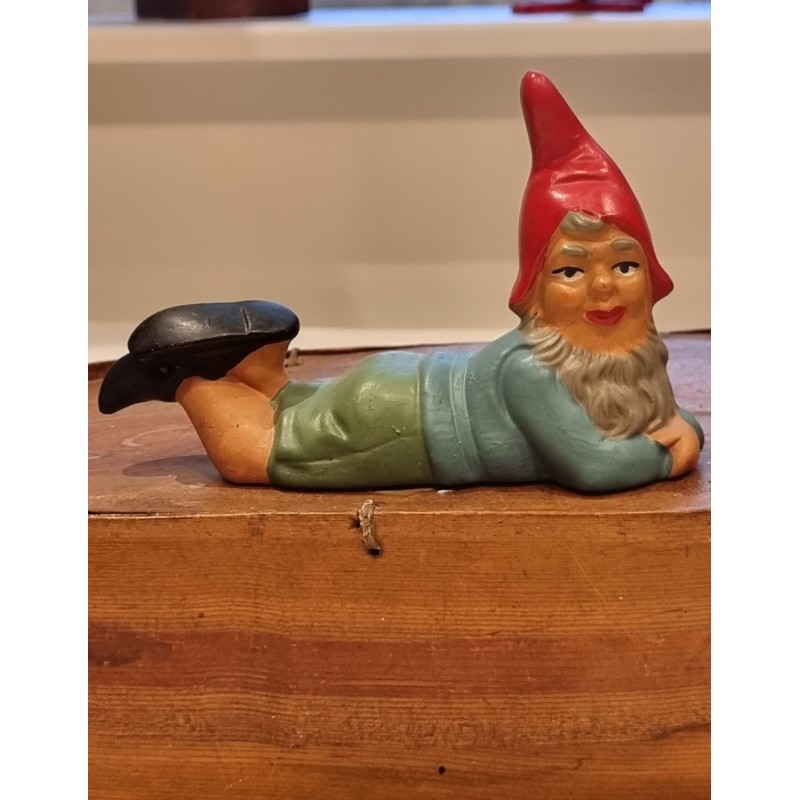Gammel Heissner nisse, liggende, mål: 11 x 17 cm.